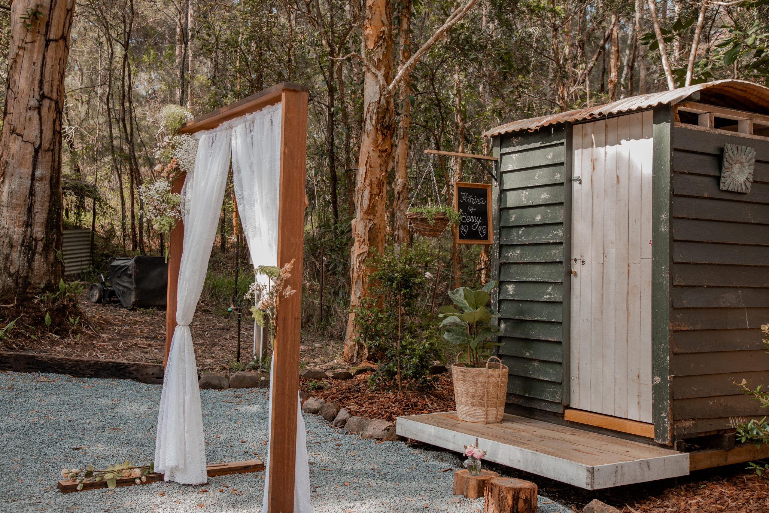 Elopement styling for Noosa Elopement in a backyard